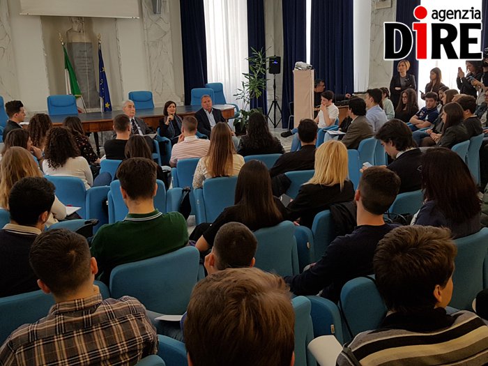 Cyberbullismo, Boldrini a Roma agli studenti: “Non dovete vergognarvi, ribellatevi al cyberbullismo”
