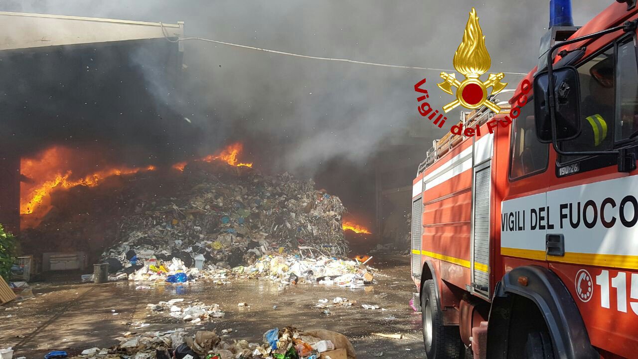 Incendio in deposito materiale per riciclo in via Pontina tra Roma e Pomezia