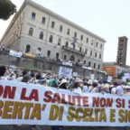 Vaccini: corteo ‘no vax’ a Roma, ‘libertà di scelta’