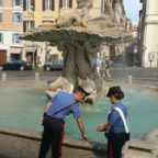 BARBERINI - Ruba monete nella fontana del Tritone. Bloccato da due carabinieri