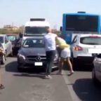 TORVAJANICA - L'autista ferma il bus per fare a pugni