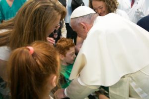 Roma, Papa Francesco visita a sorpresa i malati del Santa Lucia Irccrs