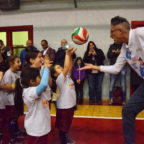 Andrea Lucchetta gioca con i bambini della Volley Team Monterotondo: 