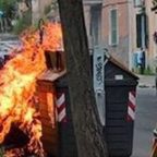 Rivolta per i rifiuti in strada: cassonetti in fiamme