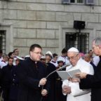 Papa Francesco a piazza di Spagna prega per i romani: «Liberali dalla maleducazione civica»