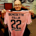 Il Palermo Calcio regala al romanista Carlo Verdone maglia rosanero numero 22 “Benedetta Follia”