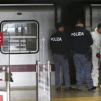 Roma, donna spinta sotto la metro: è grave Uomo ripreso da telecamere