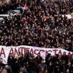Sfila il corteo antifascista: ci sono anche Gentiloni e Renzi