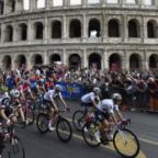 Giro d’Italia, proteste per le buche di Roma