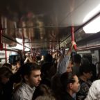 Oltre 1600 persone bloccate nella metro di Roma: il video dell'evacuazione dei passeggeri
