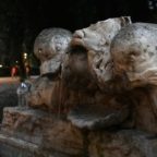 La Fontana del Sarcofago nel mirino dei vandali: sfigurato il mascherone