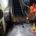 Tifosi russi saltano nella metro di Roma, crolla la scala mobile