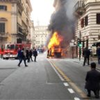 Bus in fiamme nel centro di Roma, chiusa la strada