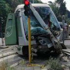 FLAMINIO - Tram si scontra con una Bmw e finisce contro palo: tre feriti