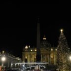 In Piazza San Pietro è stato inaugurato il Presepe e l'Albero di Natale