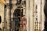 Uomo completamente nudo nella Basilica di San Pietro